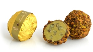 שוקולד דובאי כדור שוקולד חלב עם פיסטוק מגולגל על פיסטוקים 300g