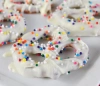 בייגלה שוקולד לבן בסוכריות צבעוניות 1kg